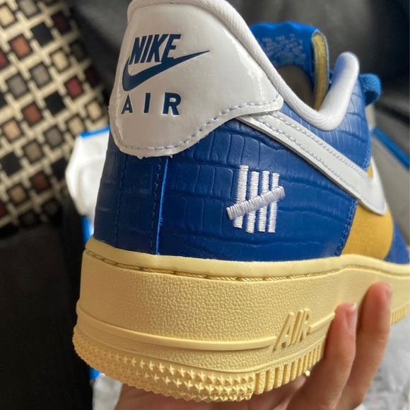 Air Force 1 x Undefeated - Picture 3 of 6